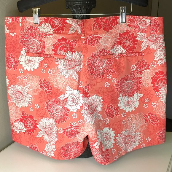 ISAAC MIZRAHI NEW YORK Scattered Peony Floral Tailored Shorts - Picture 5 of 11